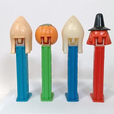 LOT 43: Large Collection of Vintage Pez Dispensers