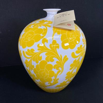 LOT 58: Gorgeous Auratic Yellow and White Vase in Red Box