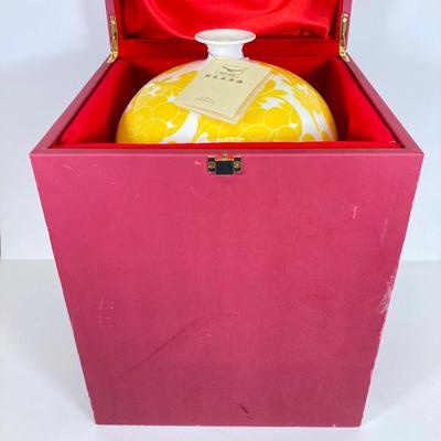 LOT 58: Gorgeous Auratic Yellow and White Vase in Red Box