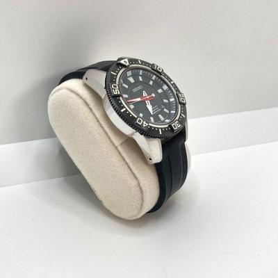 LOT 64: Seiko Kinetic Sportura Air Diver's 200m Watch with Box