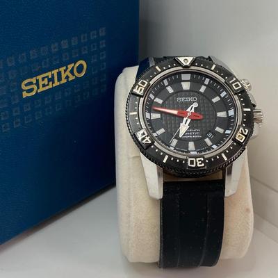LOT 64: Seiko Kinetic Sportura Air Diver's 200m Watch with Box