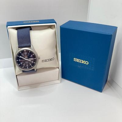 LOT 65: Seiko Sports Automatic 23 Jewels 100M Watch with Box