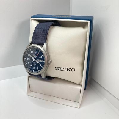 LOT 65: Seiko Sports Automatic 23 Jewels 100M Watch with Box