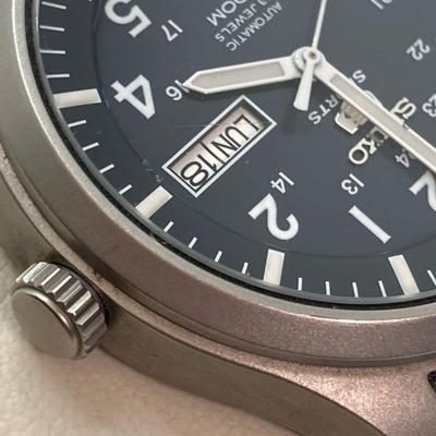 LOT 65: Seiko Sports Automatic 23 Jewels 100M Watch with Box