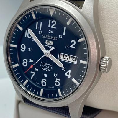 LOT 65: Seiko Sports Automatic 23 Jewels 100M Watch with Box