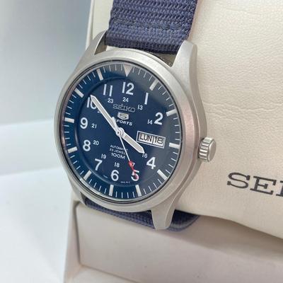 LOT 65: Seiko Sports Automatic 23 Jewels 100M Watch with Box