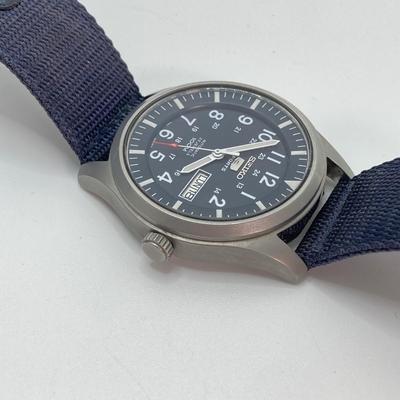 LOT 65: Seiko Sports Automatic 23 Jewels 100M Watch with Box