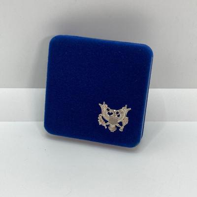 LOT 78: United States Mint - US Constitution Coin 1987 200th Anniversary - Silver Dollar / $1 Dollar Coin with Certificate of...