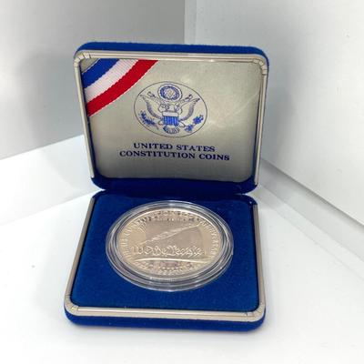 LOT 78: United States Mint - US Constitution Coin 1987 200th Anniversary - Silver Dollar / $1 Dollar Coin with Certificate of...