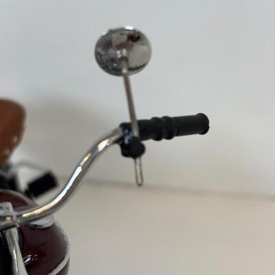 LOT 82: Franklin Mint 1942 Indian Motorcycle Model 442 w/Display Case