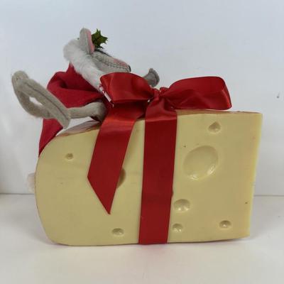 LOT 85: Vintage Annalee Collection: 1992 Country Mouse Cheese Wedge, 1997 Ice Skater, 1997 Popcorn, 2000 Stinky Cheese Mouse, Mouse...