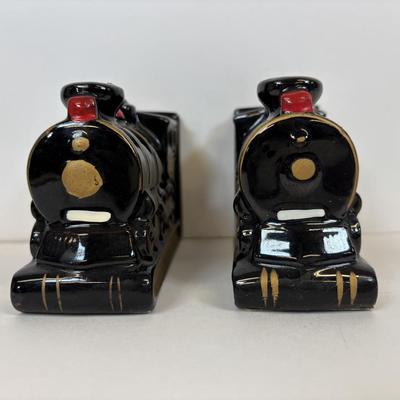 LOT 87: All Aboard! Vintage Hand-Painted Train Locomotive Bookends, Hamilton Collection Numbered Plate & Model Railroaded Magazines