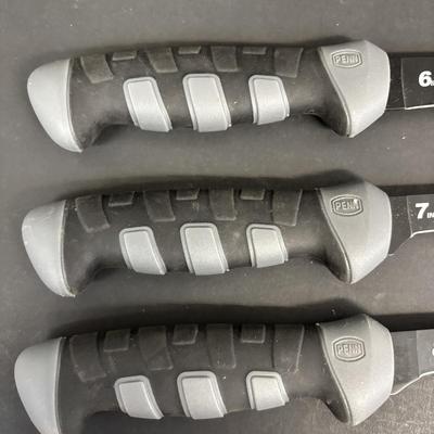 LOT 92: Penn Flex Fillet Knives & 3-D Fishing Puzzle (unopened)