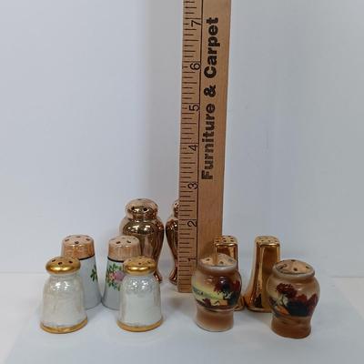 LOT 118: Set of (12) Lustreware and Handpainted Japan Porcelain Salt and Pepper Shakers