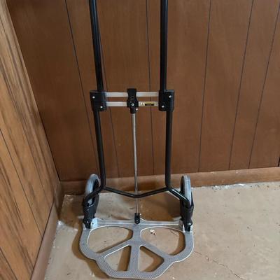 Collapsing hand truck