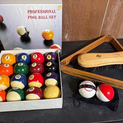 Pool balls & accessories