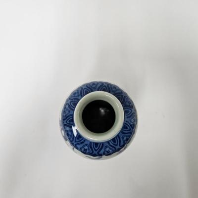 CKEG26. Chinoiserie Porcelain Vase