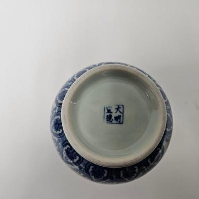 CKEG26. Chinoiserie Porcelain Vase