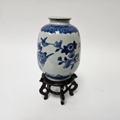 CKEG26. Chinoiserie Porcelain Vase