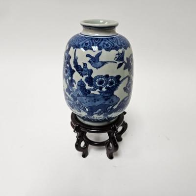 CKEG26. Chinoiserie Porcelain Vase