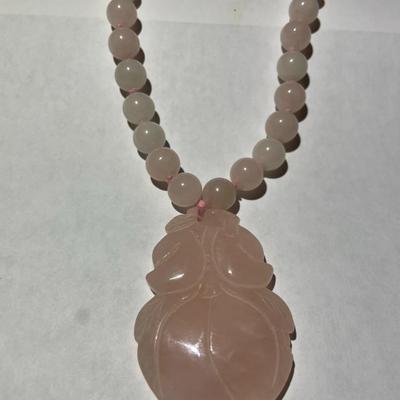 Vintage 27" Rose Quartz Bead Necklace w/Large Carved Rose Quartz Flower Pendant in VG Preowned Condition as Pictured.