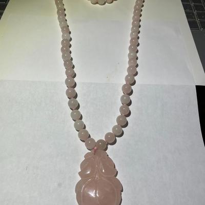 Vintage 27" Rose Quartz Bead Necklace w/Large Carved Rose Quartz Flower Pendant in VG Preowned Condition as Pictured.