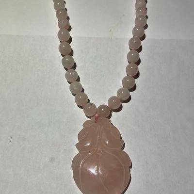 Vintage 27" Rose Quartz Bead Necklace w/Large Carved Rose Quartz Flower Pendant in VG Preowned Condition as Pictured.
