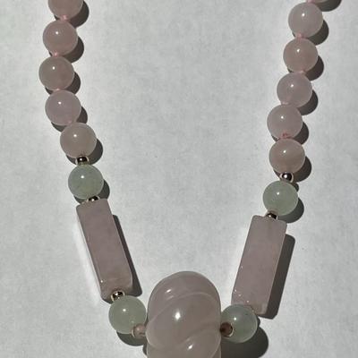 Vintage 29" Rose Quartz Beaded Necklace w/Large Carved Rose Quartz Dividers Pendant in VG Preowned Condition as Pictured.