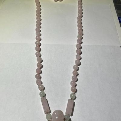 Vintage 29" Rose Quartz Beaded Necklace w/Large Carved Rose Quartz Dividers Pendant in VG Preowned Condition as Pictured.