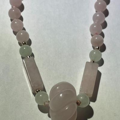 Vintage 29" Rose Quartz Beaded Necklace w/Large Carved Rose Quartz Dividers Pendant in VG Preowned Condition as Pictured.