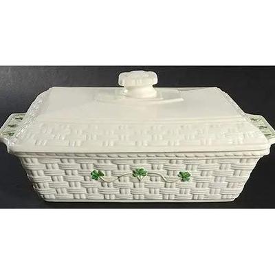 Retired Belleek Pottery (Ireland) 2-Quart Rectangular Porcelain Covered Casserole Bowl w/Shamrock Accents in VG Preowned Condition.