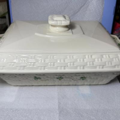 Retired Belleek Pottery (Ireland) 2-Quart Rectangular Porcelain Covered Casserole Bowl w/Shamrock Accents in VG Preowned Condition.