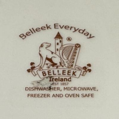 Retired Belleek Pottery (Ireland) 2-Quart Rectangular Porcelain Covered Casserole Bowl w/Shamrock Accents in VG Preowned Condition.