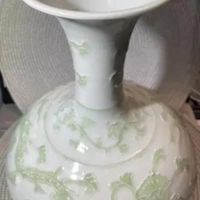 Vintage Chinese Qianlong Blue Under Glazed Mark Celadon Green & White 12" Dragon Lotus Vase in VG Preowned Condition.