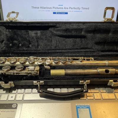 Vintage Gemeinhardt Model 2NP Nickel-Plated Flute w/Original Case in Very Good Preowned Condition.