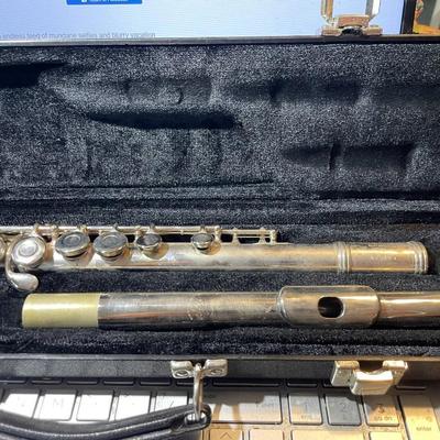 Vintage Gemeinhardt Model 2NP Nickel-Plated Flute w/Original Case in Very Good Preowned Condition.