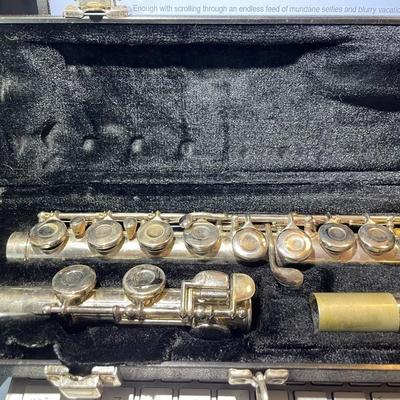 Vintage Gemeinhardt Model 2NP Nickel-Plated Flute w/Original Case in Very Good Preowned Condition.