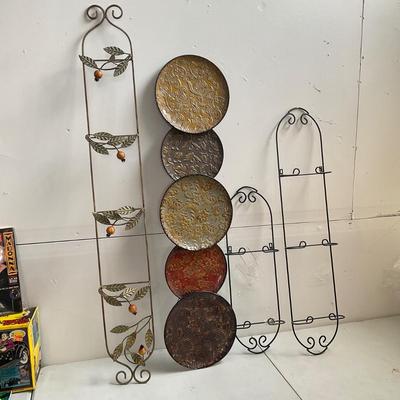 730 Lot of Plate Wall Racks and Decor