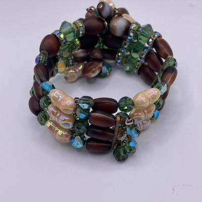 Hobe bead bracelet and clip on earrings