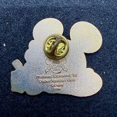 Sale Photo Thumbnail #521: This is a DVC Getaway Days Travel Expo - Mickey Mouse & Globe completer pin. This specific pin was one of six pins available to members and guests at a Disney Vacation Club (DVC) Getaway Days Travel Expo.