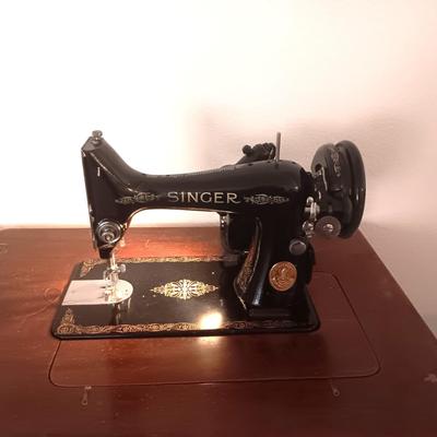 VINTAGE SINGER ELECTRIC SEWING MACHINE MODEL 99K HOUSED INSIDE SINGER WOODEN FOLD OUT CABINET