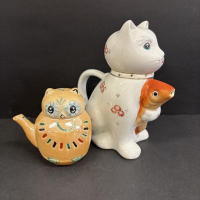 LOT 146: Vintage Japan Lusterware Wall Pockets, Creamer/Sugar Set, Fish/Bird Ashtrays and More