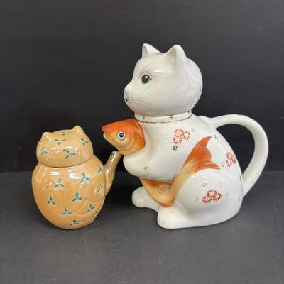 LOT 146: Vintage Japan Lusterware Wall Pockets, Creamer/Sugar Set, Fish/Bird Ashtrays and More