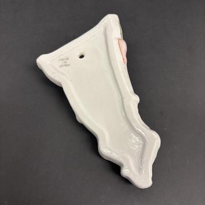 LOT 148: Vintage Wall Pocket Collections: Cuckoo Clock, Floral, Figurine