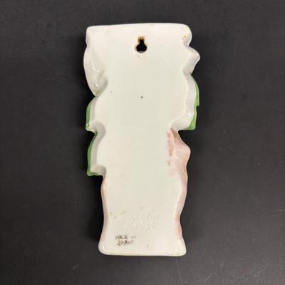 LOT 148: Vintage Wall Pocket Collections: Cuckoo Clock, Floral, Figurine