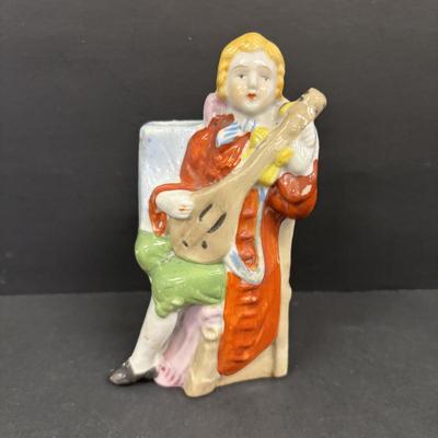 LOT 148: Vintage Wall Pocket Collections: Cuckoo Clock, Floral, Figurine