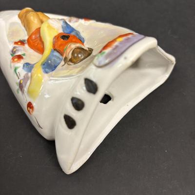 LOT 148: Vintage Wall Pocket Collections: Cuckoo Clock, Floral, Figurine