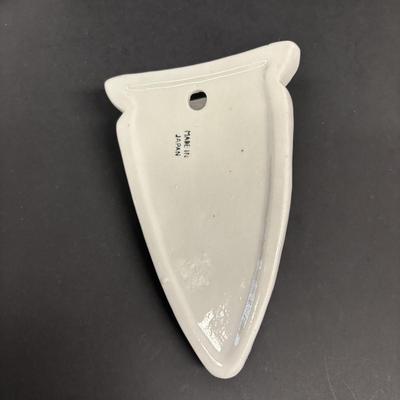 LOT 148: Vintage Wall Pocket Collections: Cuckoo Clock, Floral, Figurine