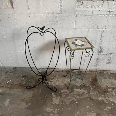 551 Metal Garden Basket Stand with Bird Top and Tile Top Table