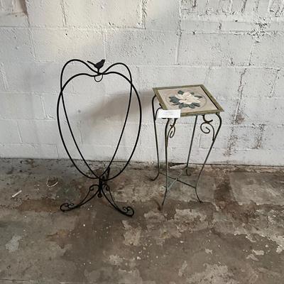 551 Metal Garden Basket Stand with Bird Top and Tile Top Table